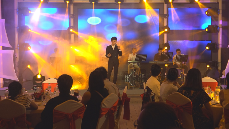 Danh ca Tuấn Ngọc biểu diễn mở màn sân khấu “Saigon Tonight”