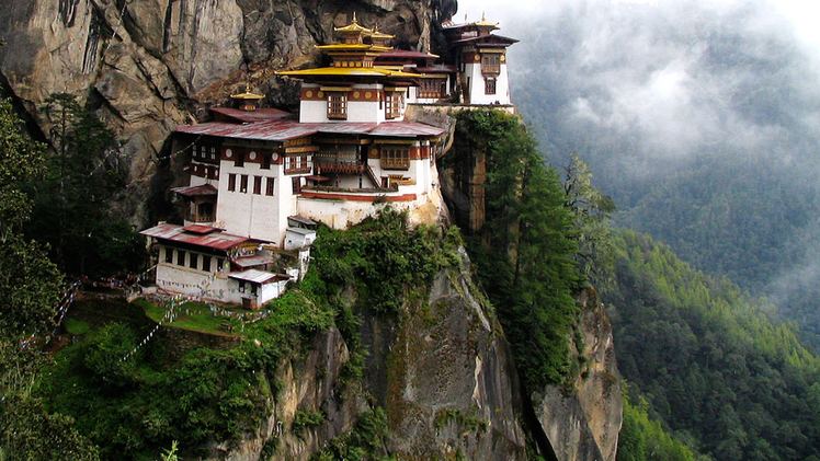 Tu viện nổi tiếng cheo leo trên dãy núi Himalaya
