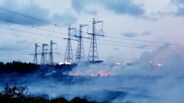 Đốt rác cháy lan, uy hiếp đường dây điện 500kV