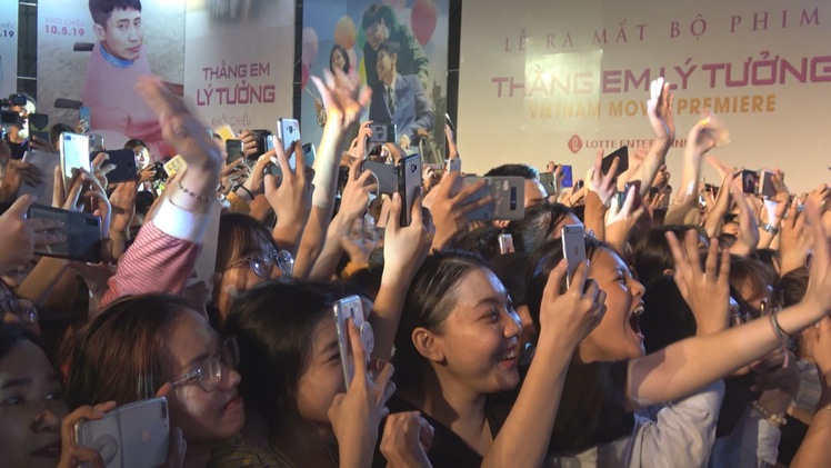 Hàng ngàn khán giả chào đón ngôi sao Hàn Quốc Lee Kwang Soo đến Việt Nam