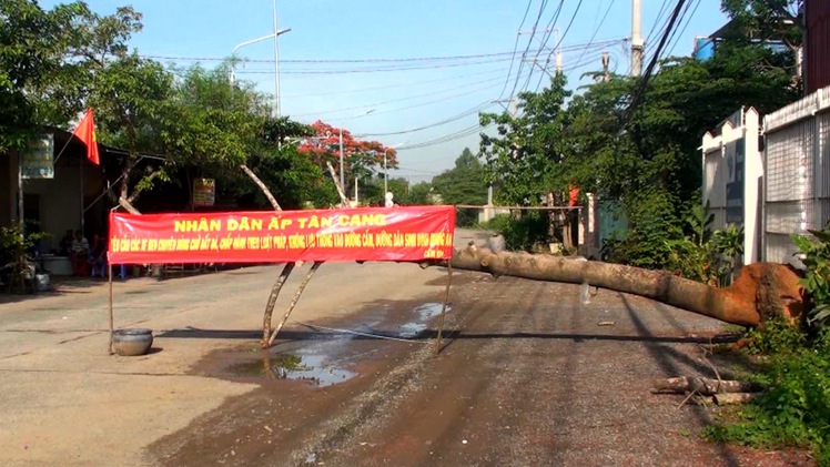 Dân Tân Cang lập rào chắn ngăn xe ben chở đá “vượt” đường cấm