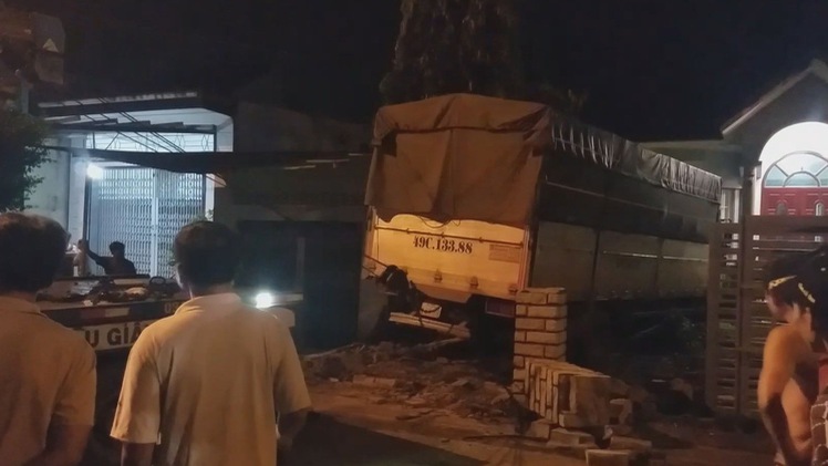 Xe tải tông ô tô rồi lao vào nhà dân
