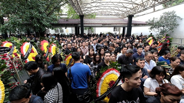 Vụ tông xe ở hầm Kim Liên: Hàng ngàn người tiễn đưa cô giáo Quỳnh