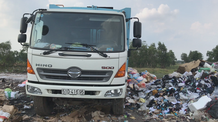 Bắt quả tang xe công ty xử lý rác, đổ rác thải trái phép ra môi trường