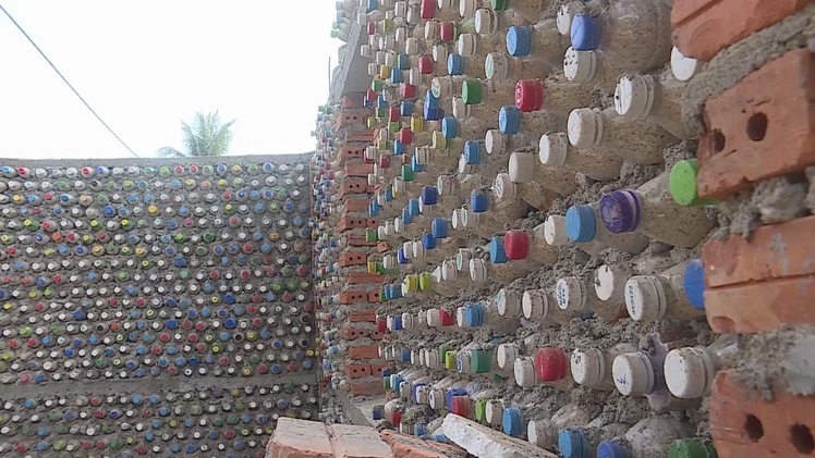 Xây nhà bằng hàng ngàn vỏ chai nhựa