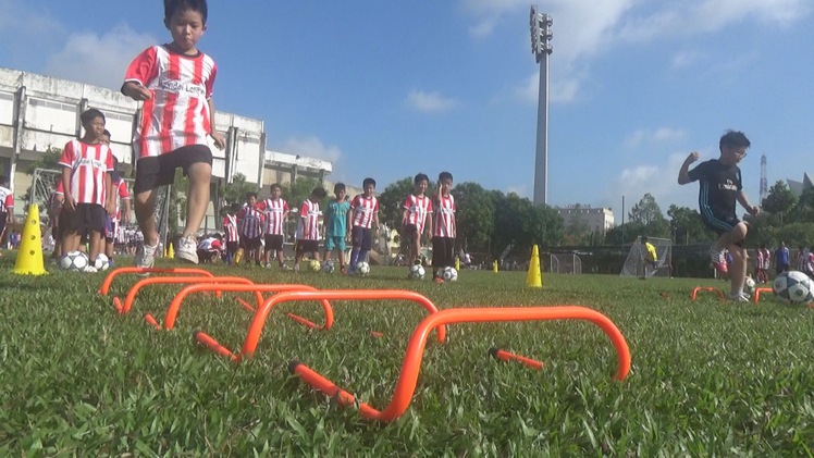 Lớp bóng đá Phan Văn Tài Em thu hút đông đảo trẻ em vui hè
