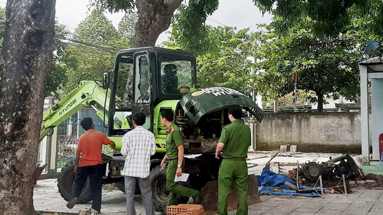 Tạm giữ hình sự hai người cản trở chính quyền dẹp dự án “ma”