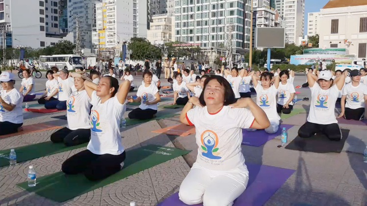 Hàng trăm người tập Yoga trong nắng sớm bên bờ biển Nha Trang