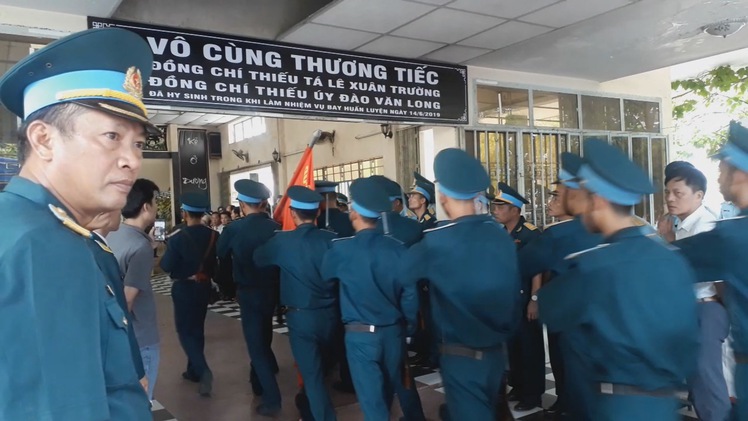 Nghẹn ngào tiễn biệt hai phi công hy sinh trong chuyến bay huấn luyện tại Khánh Hòa