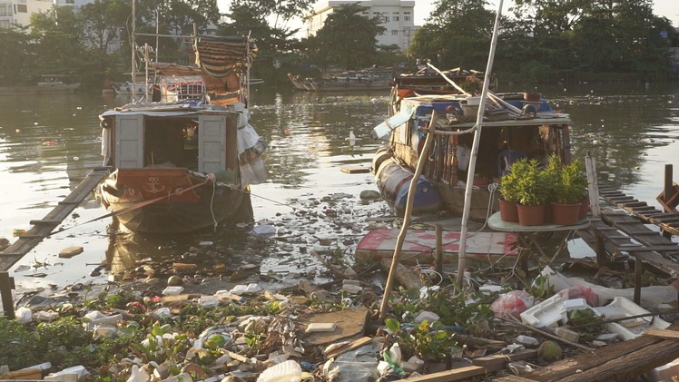 Rác thải tràn ngập trên dòng Kênh Tẻ