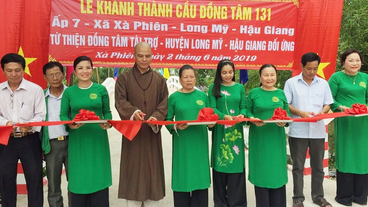 Khánh thành cầu, trường học cho vùng nông thôn nghèo