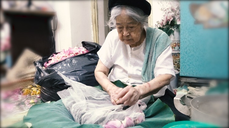 Cụ bà 96 tuổi tâm huyết với nghề ướp trà sen truyền thống