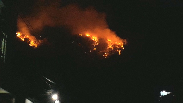 Cháy lớn tại núi Bà Hoả Quy Nhơn, dân di tản khẩn cấp trong đêm