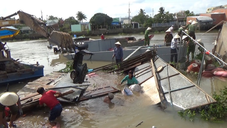 “Hà bá” nuốt chửng 5 căn nhà lúc nửa đêm ở Đồng Tháp, người dân may mắn thoát nạn