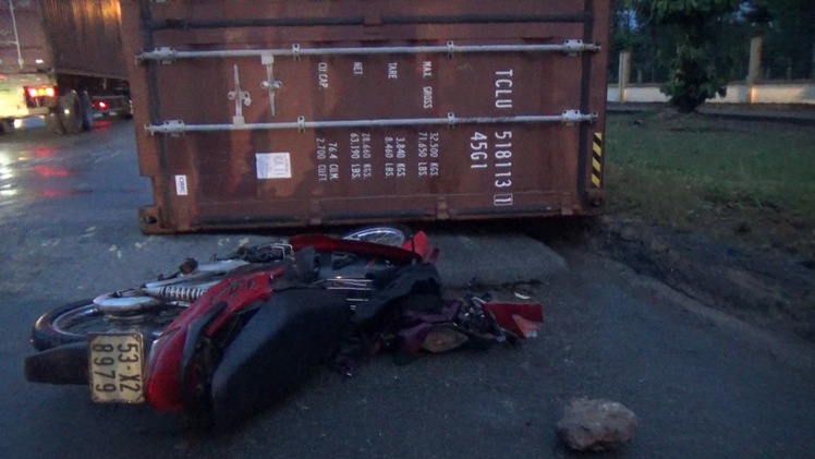 Giải cứu một phụ nữ đi xe máy bị thùng container rớt trúng