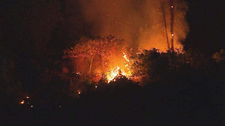 Hàng trăm người chữa cháy rừng trong đêm