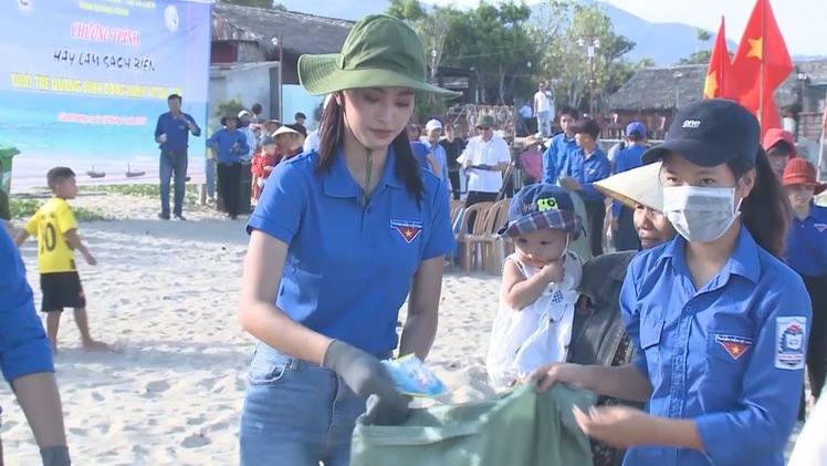 Hoa hậu Tiểu Vy tham gia nhặt rác làm sạch bãi biển Cảnh Dương