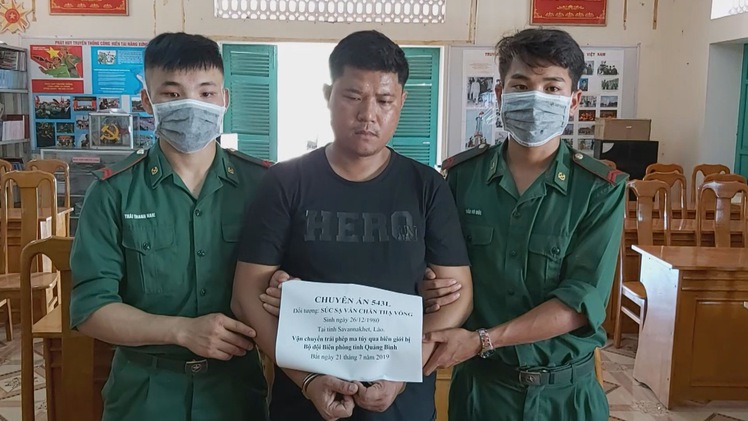 Bắt giữ một người Lào vận chuyển ma túy qua biên giới