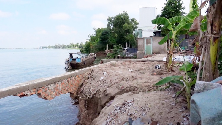 Tin nóng 24h: Gần 10.000 hộ dân bị ảnh hưởng do sạt lở đất bờ sông