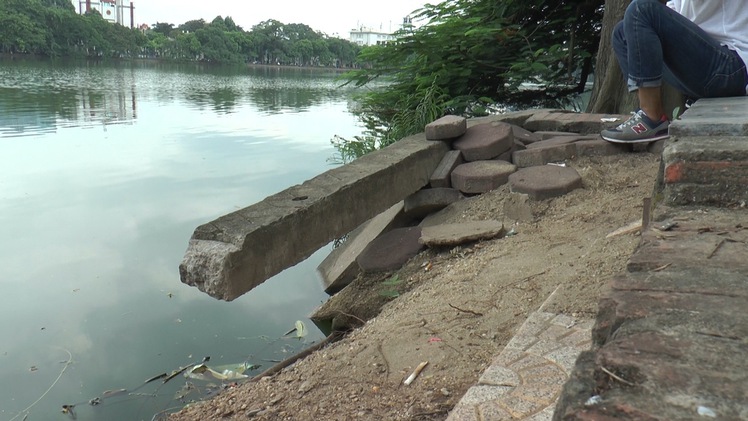 Bờ hồ Hoàn Kiếm sạt lở nghiêm trọng, gây mất mỹ quan đô thị