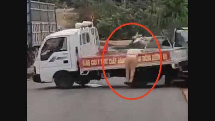 Xe chở gỗ tông thẳng xe cảnh sát: Tài xế bị điều tra tội 'giết người'