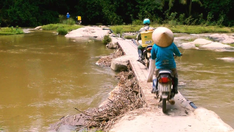 Lối đi qua sông hiếm thấy của hàng trăm hộ dân ở Khánh Hòa