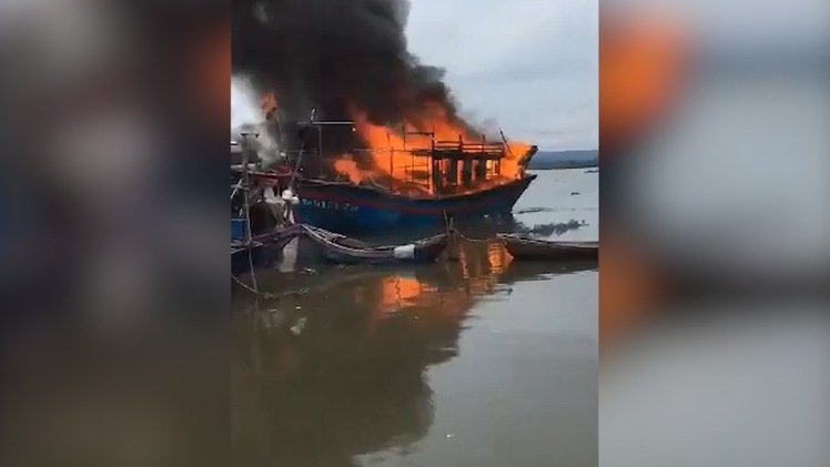 Tàu cá đang sửa chữa bốc cháy ngùn ngụt, thiệt hại hơn 1 tỉ đồng