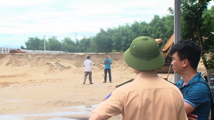 Triệt phá đường dây “cát tặc” trên sông Hương