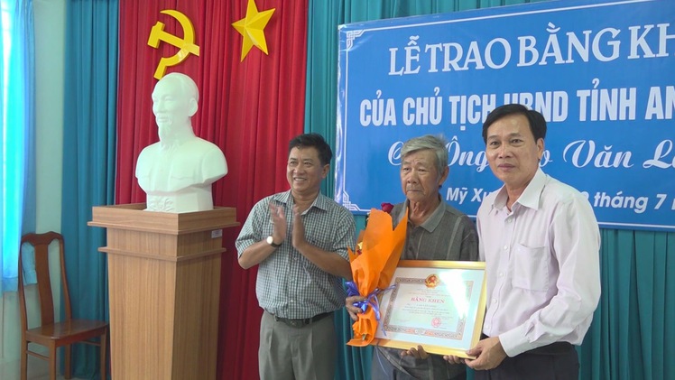 Tuyên dương “ông lão vá đường”