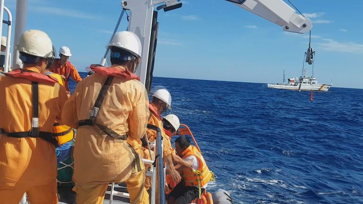 Cứu 6 ngư dân tàu cá Quảng Bình bị chìm trên biển Hoàng Sa
