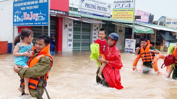 Công an nỗ lực giúp dân vượt qua thiên tai ở Phú Quốc