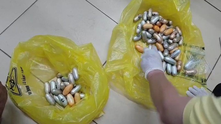Thu gần 1,6kg cocain trong bụng một nghi can nước ngoài tại sân bay Tân Sơn Nhất