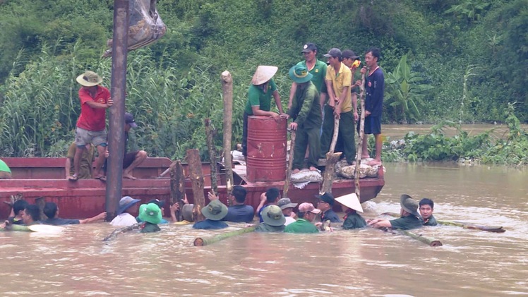 Hàng trăm người dầm mình dưới nước hàn đê Quảng Điền bị vỡ để cứu lúa