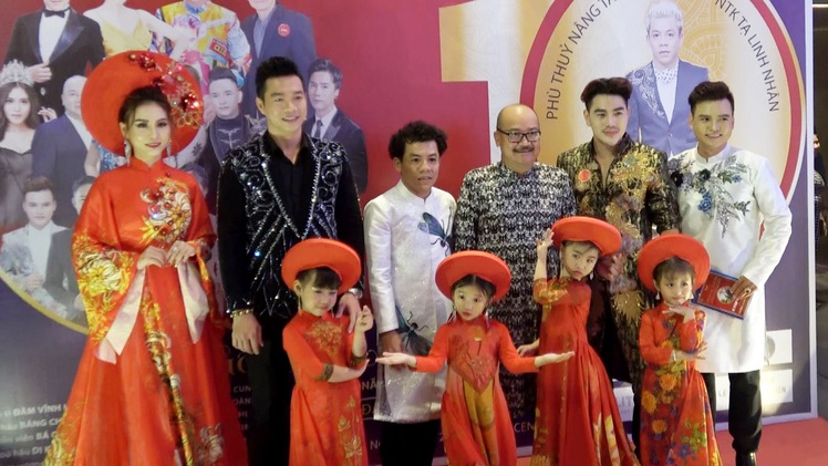 Ấn tượng gala “Tôn vinh tà áo Việt” của NTK Tạ Linh Nhân