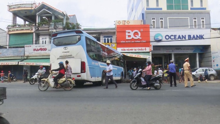 Xe khách đâm nhiều môtô, nhà dân, 2 người thương vong