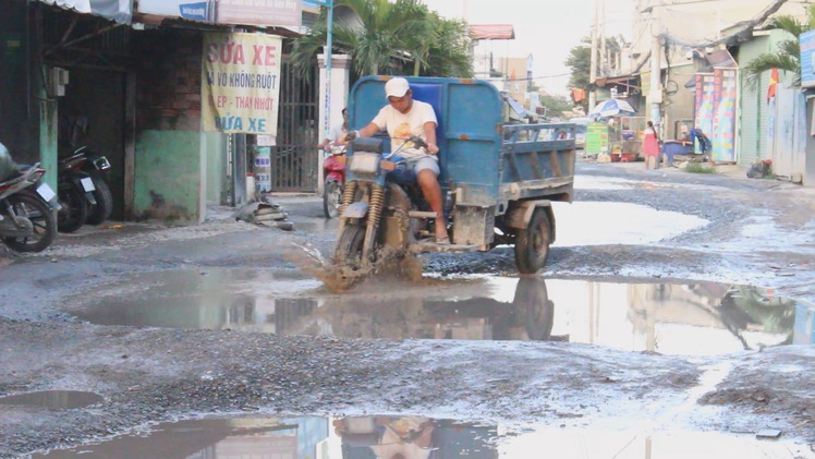 Người dân khốn khổ vì đường hư hỏng nặng