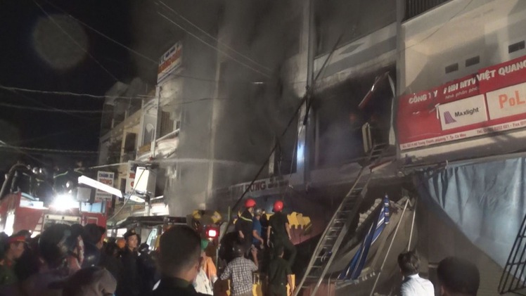 Cháy lớn xảy ra trong đêm tại Cà Mau, 6 người bị thương