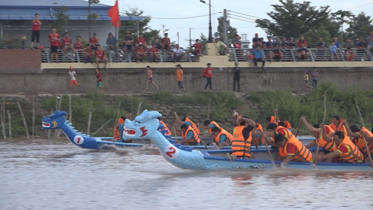 Sôi nổi hội thi đua thuyền rồng biên giới