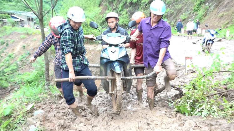 Chưa thể thông đường lên huyện vùng cao Mường Lát trong nhiều ngày tới