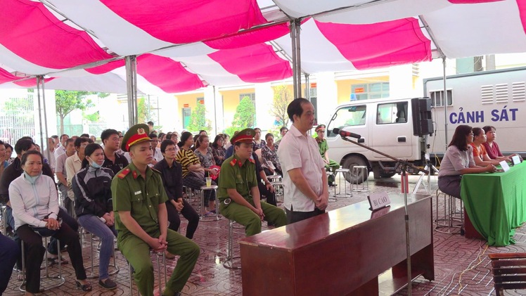 Đấm rách môi cán bộ đoàn cưỡng chế, lãnh 2 năm tù