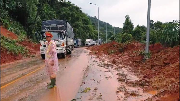 Sạt lở kinh hoàng trên đèo Bảo Lộc, giao thông tê liệt hoàn toàn