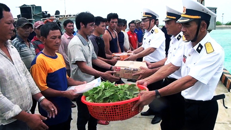 Cứu 46 thuyền viên tàu cá Quảng Ngãi mắc cạn gần quần đảo Trường Sa