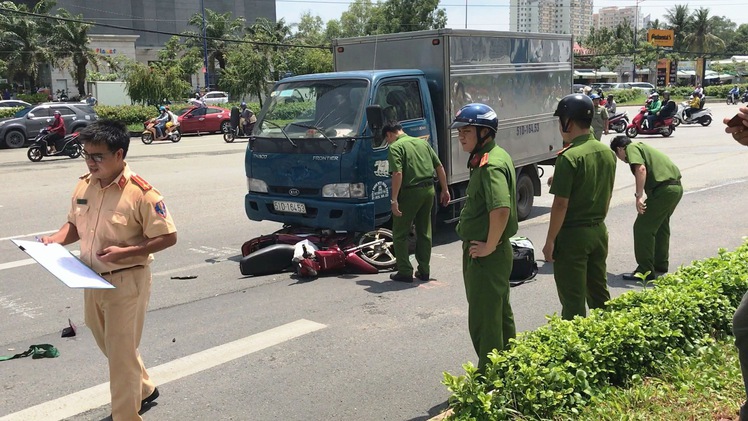 Bị xe tải hất văng trên xa lộ Hà Nội, một phụ nữ chết tại chỗ