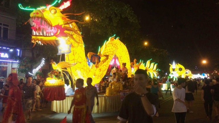 Hàng vạn người chen chân xem Lễ hội Thành Tuyên
