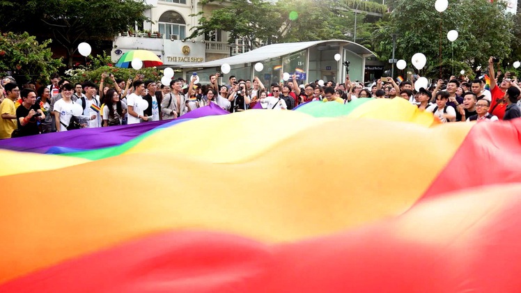 Cộng đồng LGBT diễu hành trên phố Nguyễn Huệ