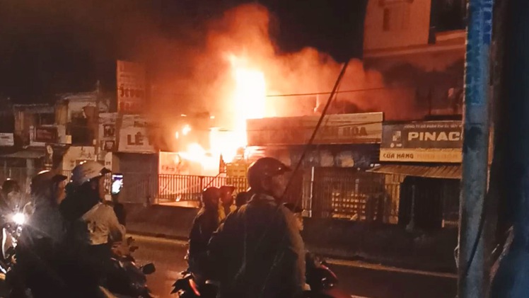 Cháy lớn cửa hàng bán phụ tùng xe máy trong đêm, thiêu rụi nhiều tài sản