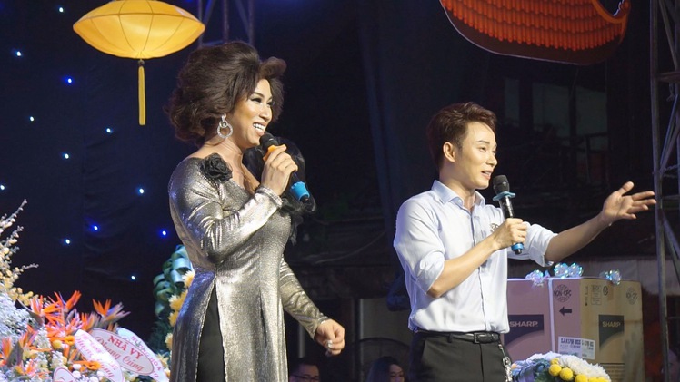 Trúc Nhân hát hit “Sáng mắt chưa” ở sân khấu lô tô Sài Gòn Tân Thời