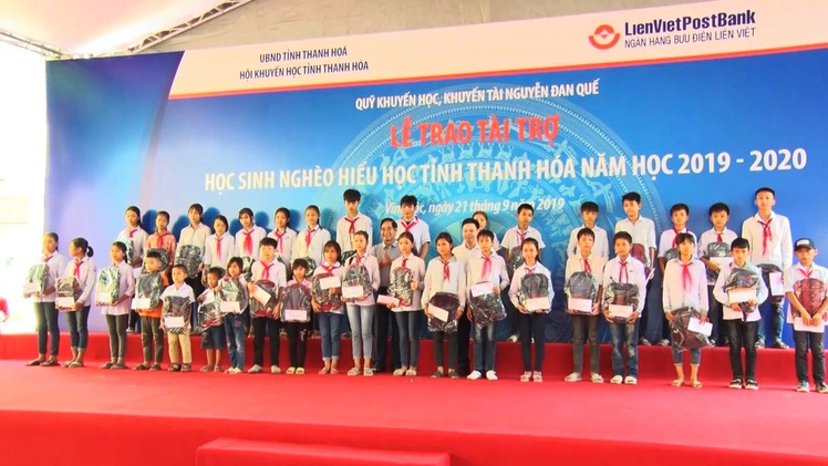 Trao học bổng hơn 500 triệu đồng cho học sinh nghèo hiếu học ở xứ Thanh