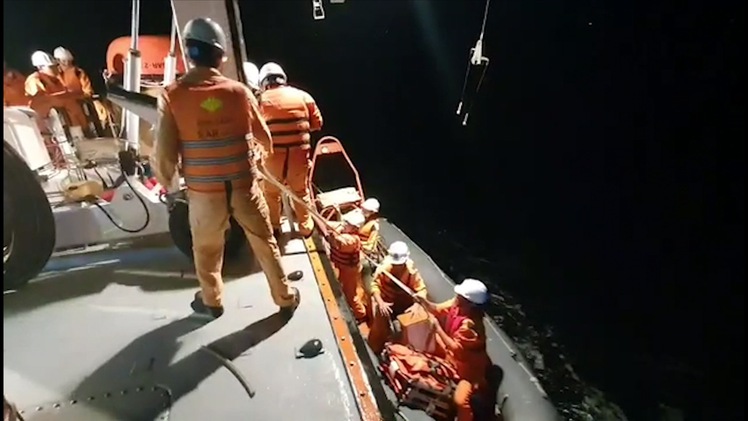 Nửa đêm ra biển đưa ngư dân về bờ cấp cứu
