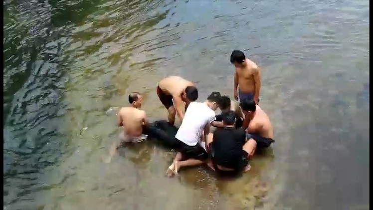 Hai thầy giáo lao xuống suối cứu nam sinh đuối nước